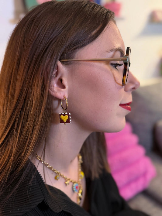 Créoles Gisèle cœur pop art dorées portées oreille femme - Chéri Chérie