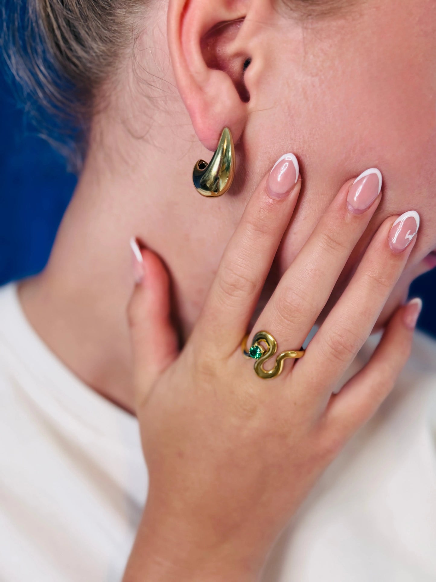 Détail serpent doré cristal émeraude bague ajustable portée au doigt – Chéri Chérie