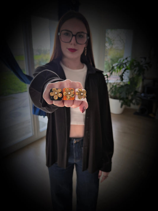 Bague Clémence résine colorée portée au doigt style nature vitaminé – bijou Chéri Chérie