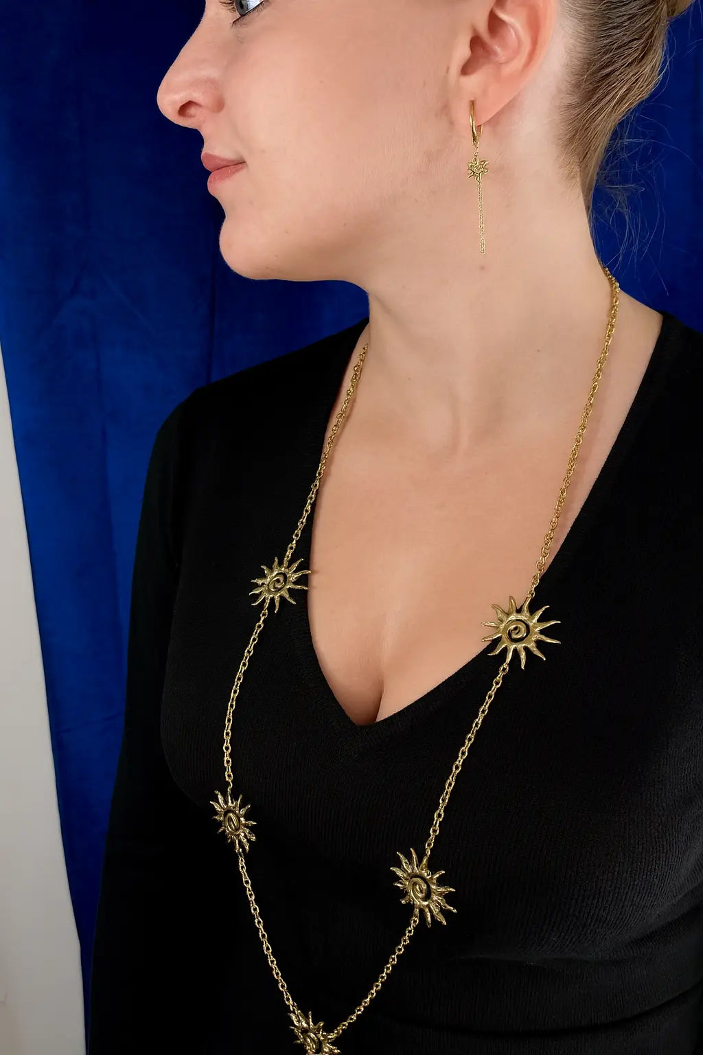 Sautoir SOLEIL pendentifs soleils dorés porté femme style chic lumineux estival - Chéri Chérie