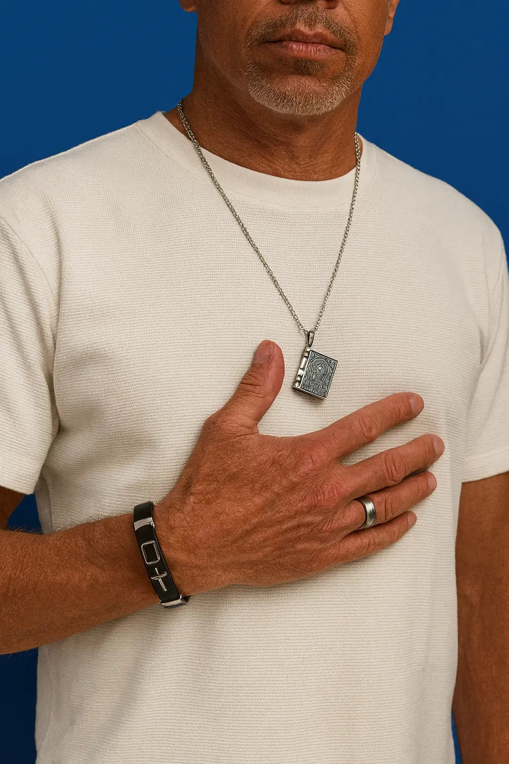 Collier Holy Book pendentif livre spirituel porté cou homme - Chéri Chérie