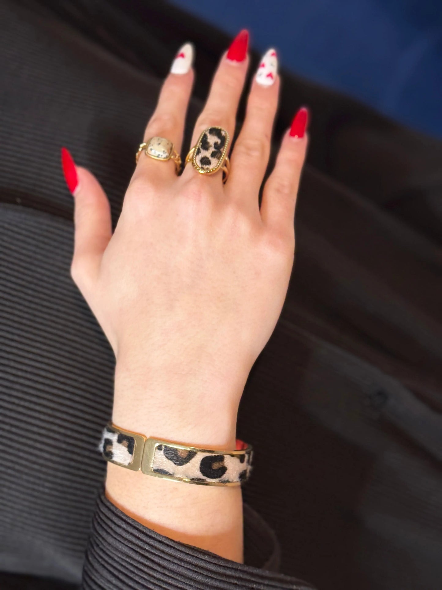 Bague Théssa léopard poils dorée portée main femme - Chéri Chérie