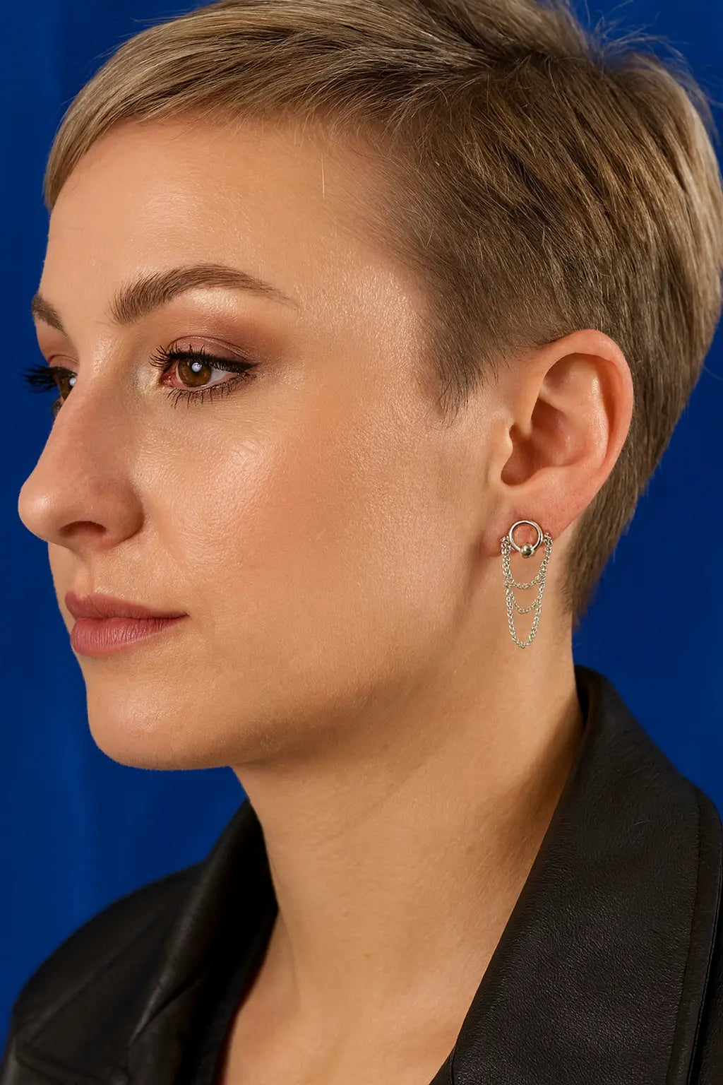 Boucles d'oreilles chaînes argentées femme portées oreille - Chéri Chérie