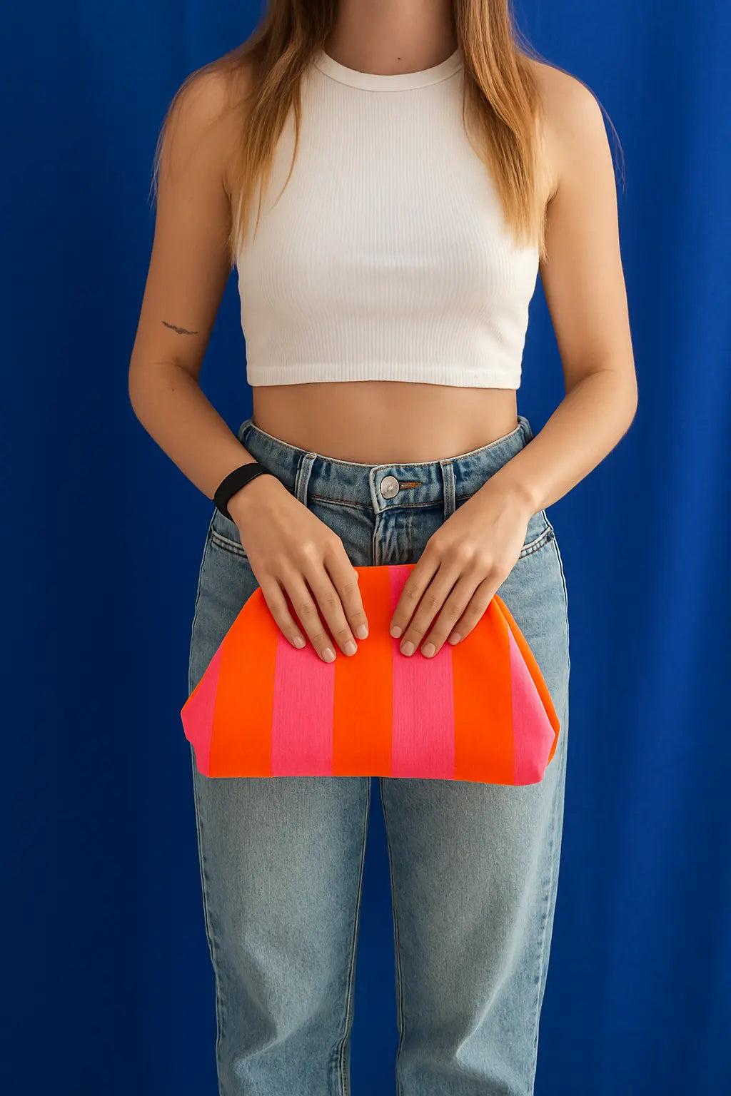 Pochette MANGO rayée orange rose portée main femme style coloré vitaminé accessoire tendance été - Chéri Chérie