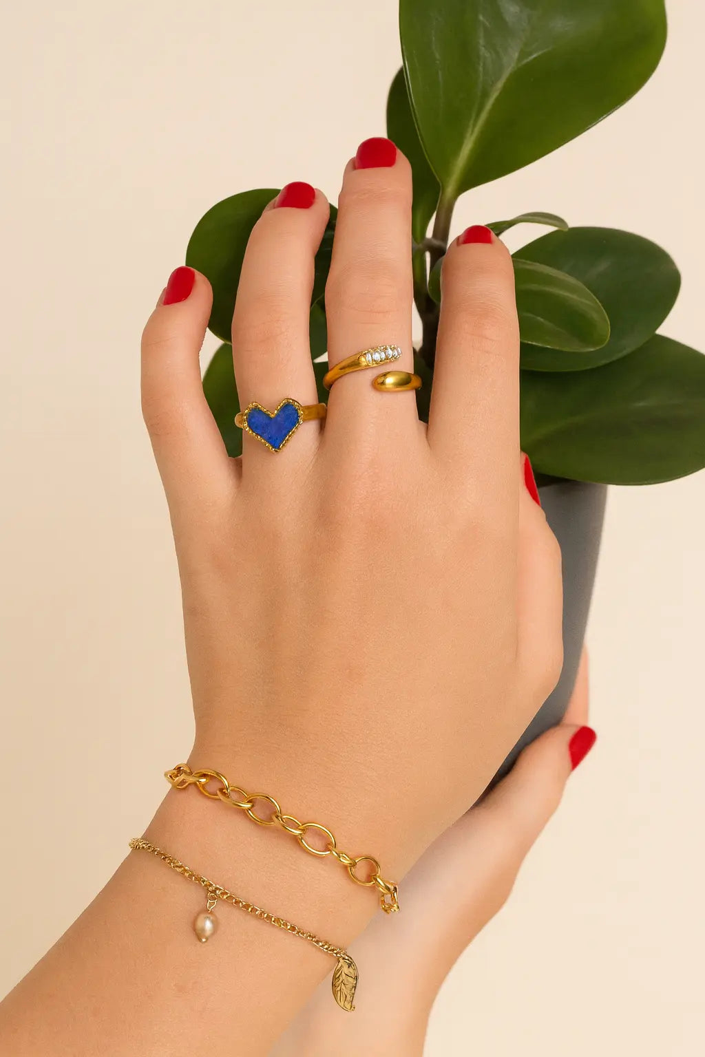 Bague Ouverte Pavée Strass dorée portée au doigt style glamour scintillant – bijou Chéri Chérie