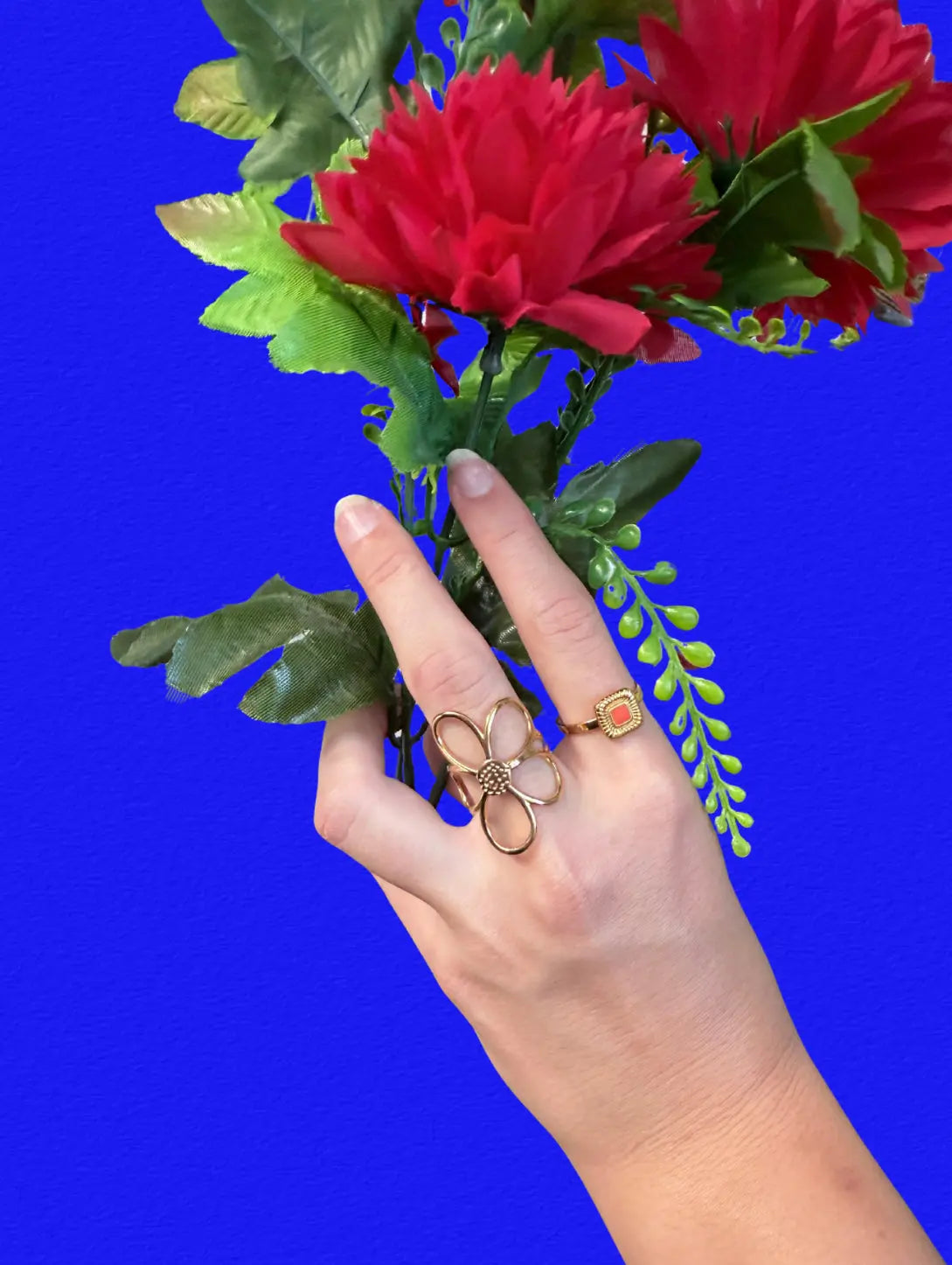Bague Mini Carré Corail portée au doigt style minimaliste coloré chic – bijou Chéri Chérie