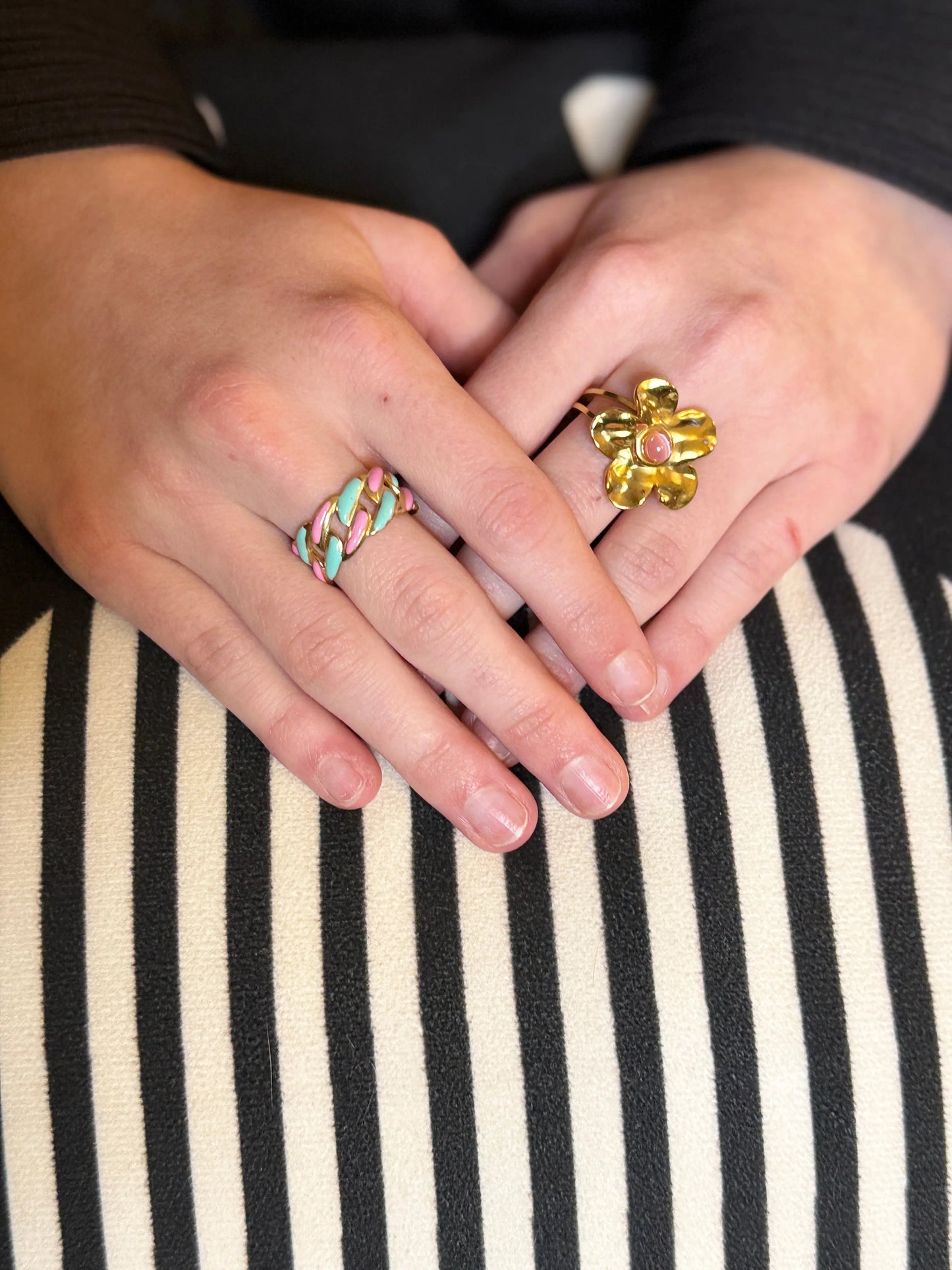 Bague Lucienne breloques multicolores portée au doigt style maximaliste coloré – bijou Chéri Chérie