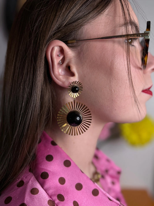 Boucles d'oreilles Marguerite soleil doré XXL portées oreille femme - Chéri Chérie