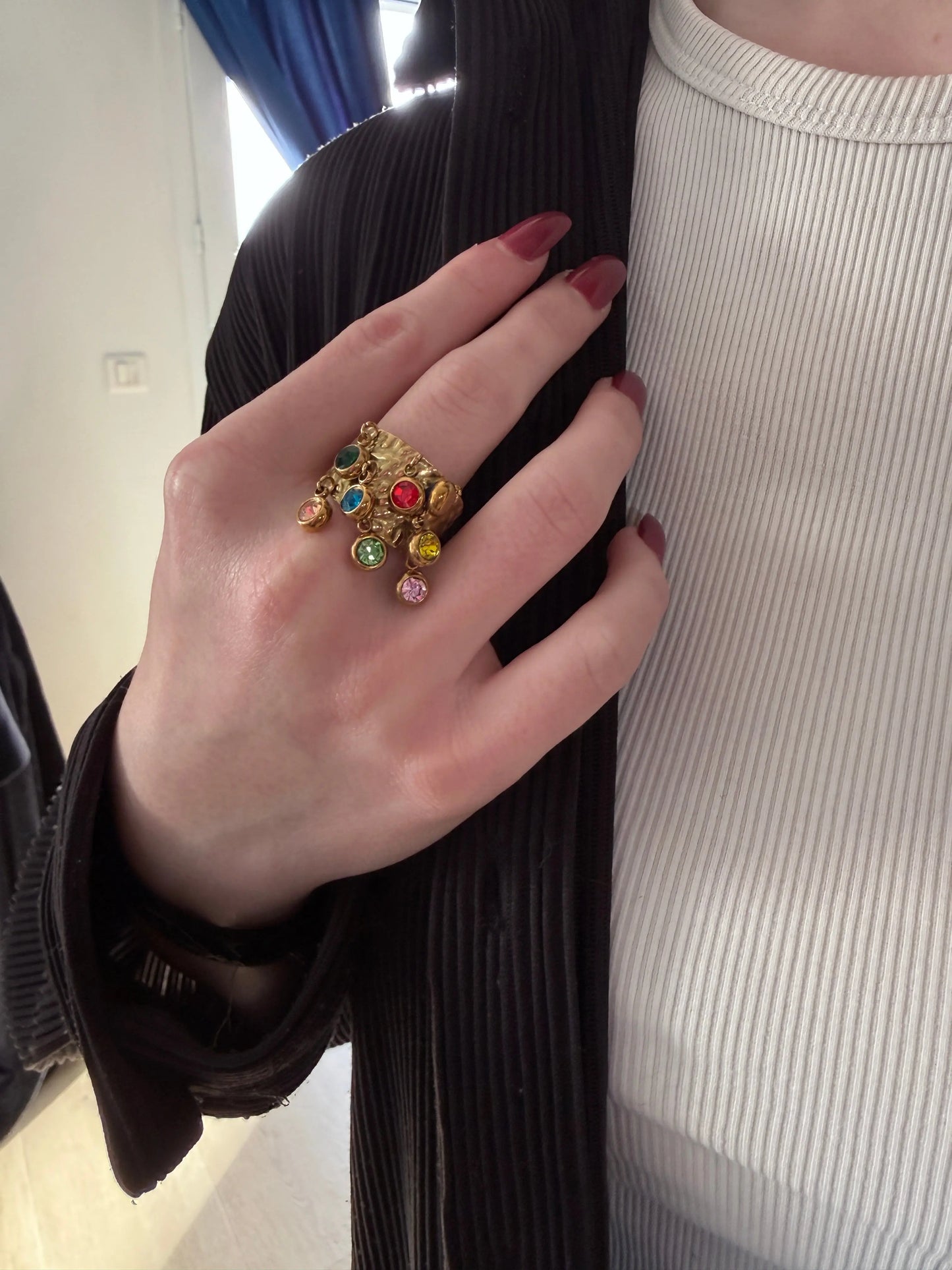 Bague Claude breloques multicolores portée au doigt style maximaliste statement – bijou Chéri Chérie