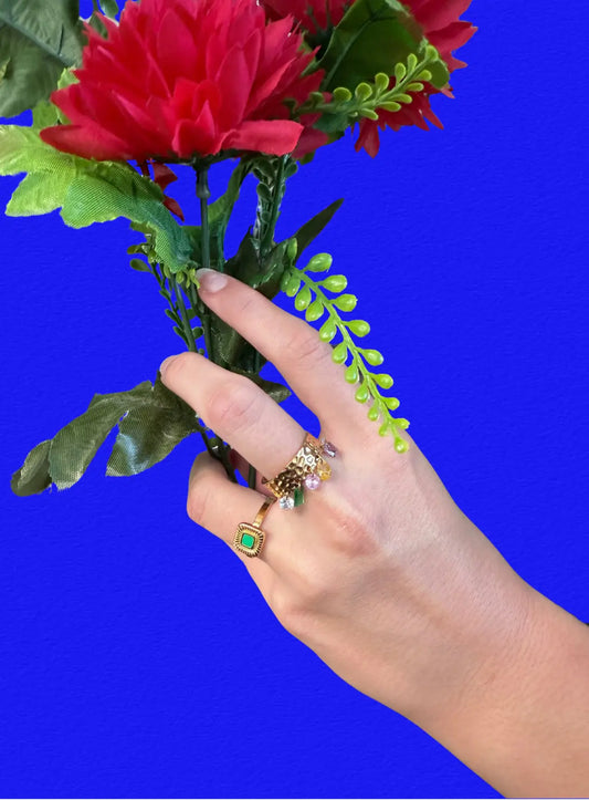 Détail pierre carrée verte sertie bague mini dorée ajustable – Chéri Chérie