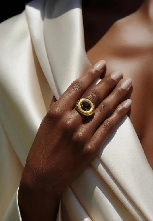 Bague Joséphine dorée pierre noire portée main femme - Chéri Chérie