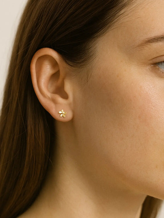 Puces fleurs dorées portées look romantique féminin quotidien – bijou Chéri Chérie