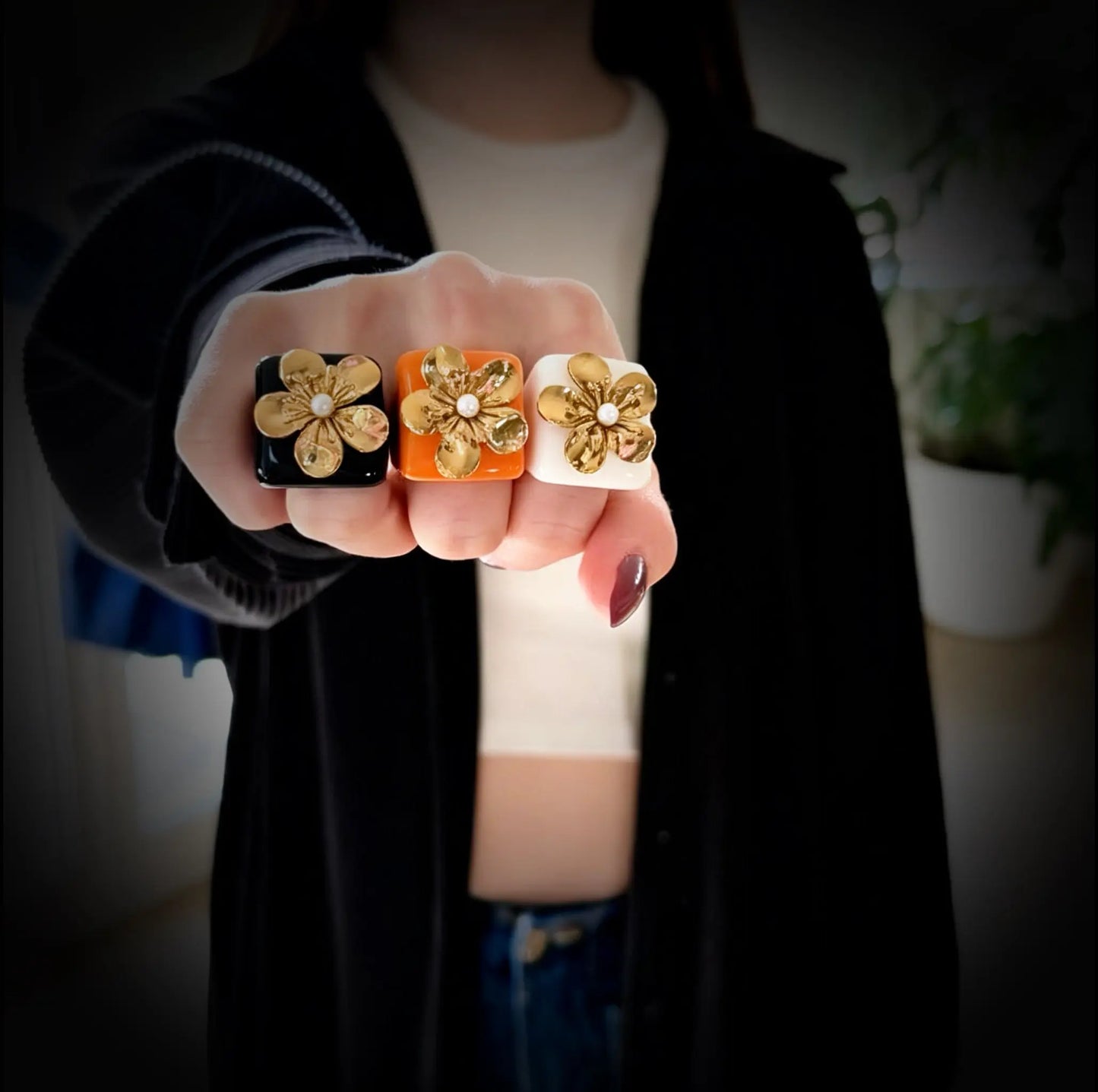 Bague Bianka résine noire portée au doigt style audacieux graphique – bijou Chéri Chérie