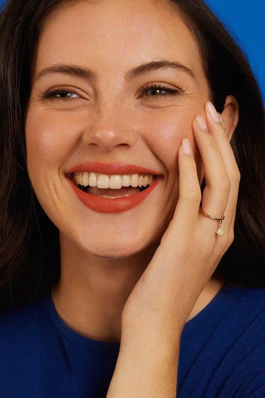 Bague Breloque dorée portée au doigt style tendance élégant – bijou Chéri Chérie