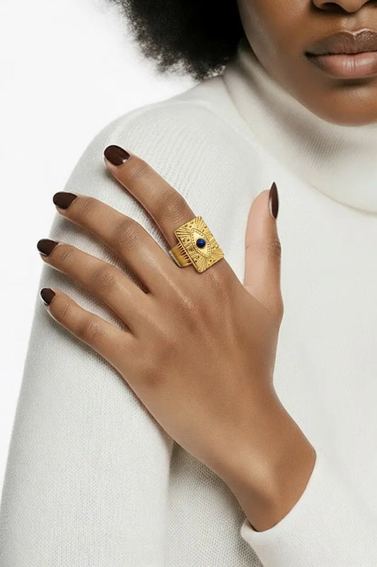Bague Athena œil mystique résine bleue dorée portée main femme - Chéri Chérie