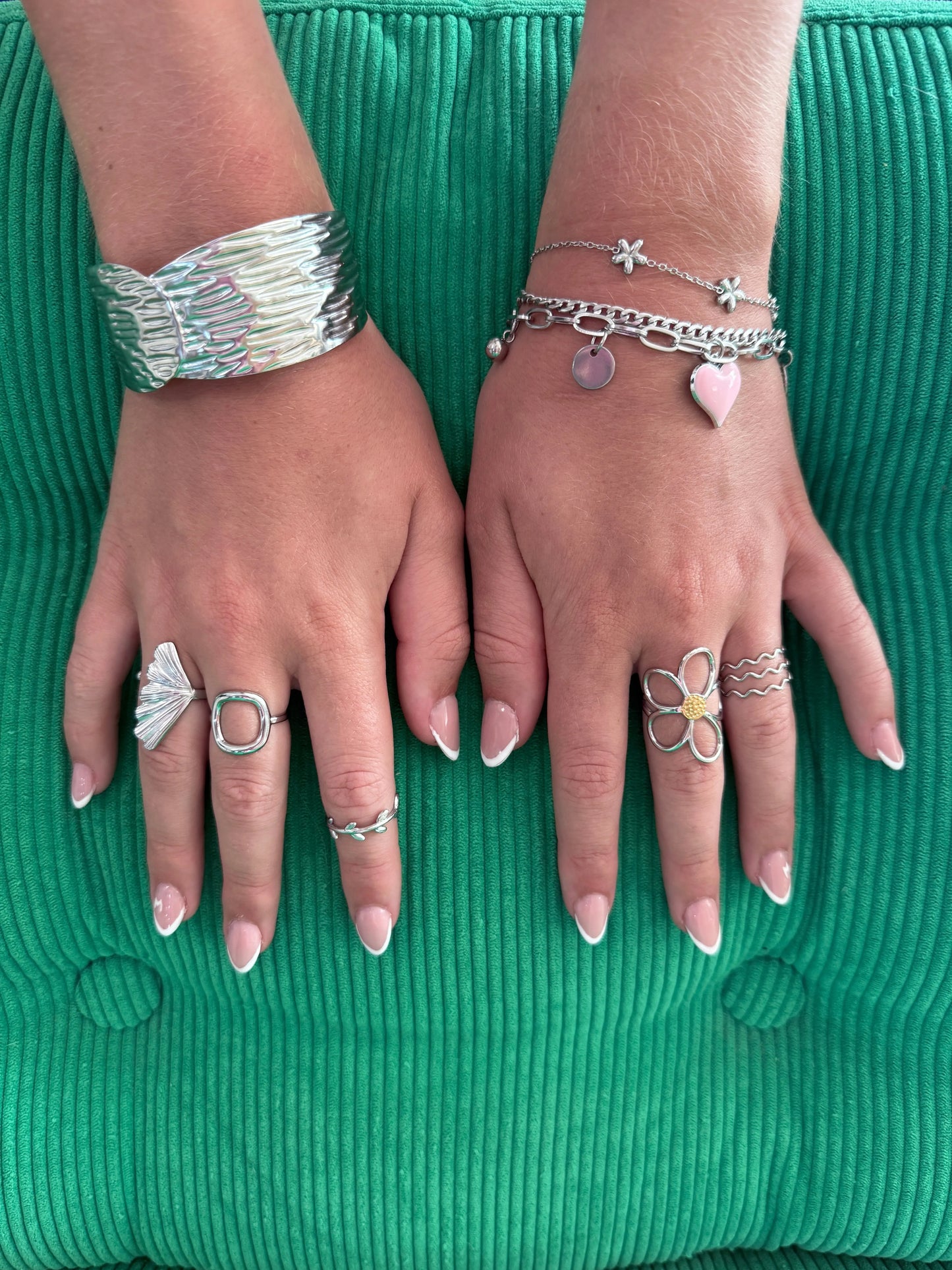 Bague Ouverte Carrée dorée portée au doigt style minimaliste tendance – bijou Chéri Chérie