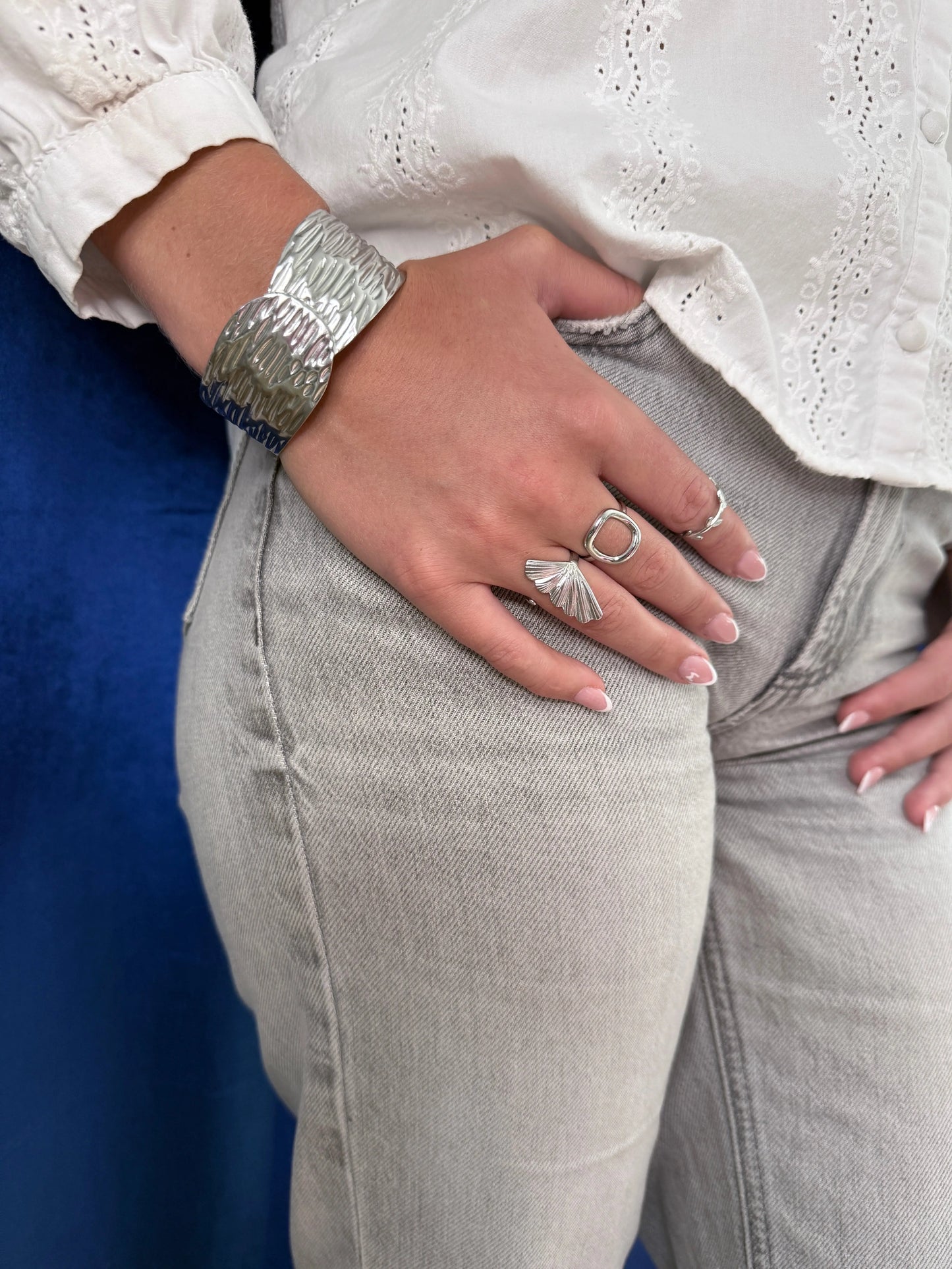 Bague Éventail Japonais dorée portée au doigt style poétique élégant – bijou Chéri Chérie