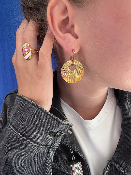 Boucles d'oreilles dorées style platine portées look glamour élégant – bijou Chéri Chérie