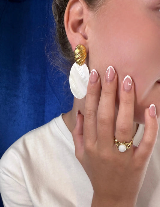 Détail boucles d'oreilles Anna nacre dorées hypoallergéniques waterproof – Chéri Chérie