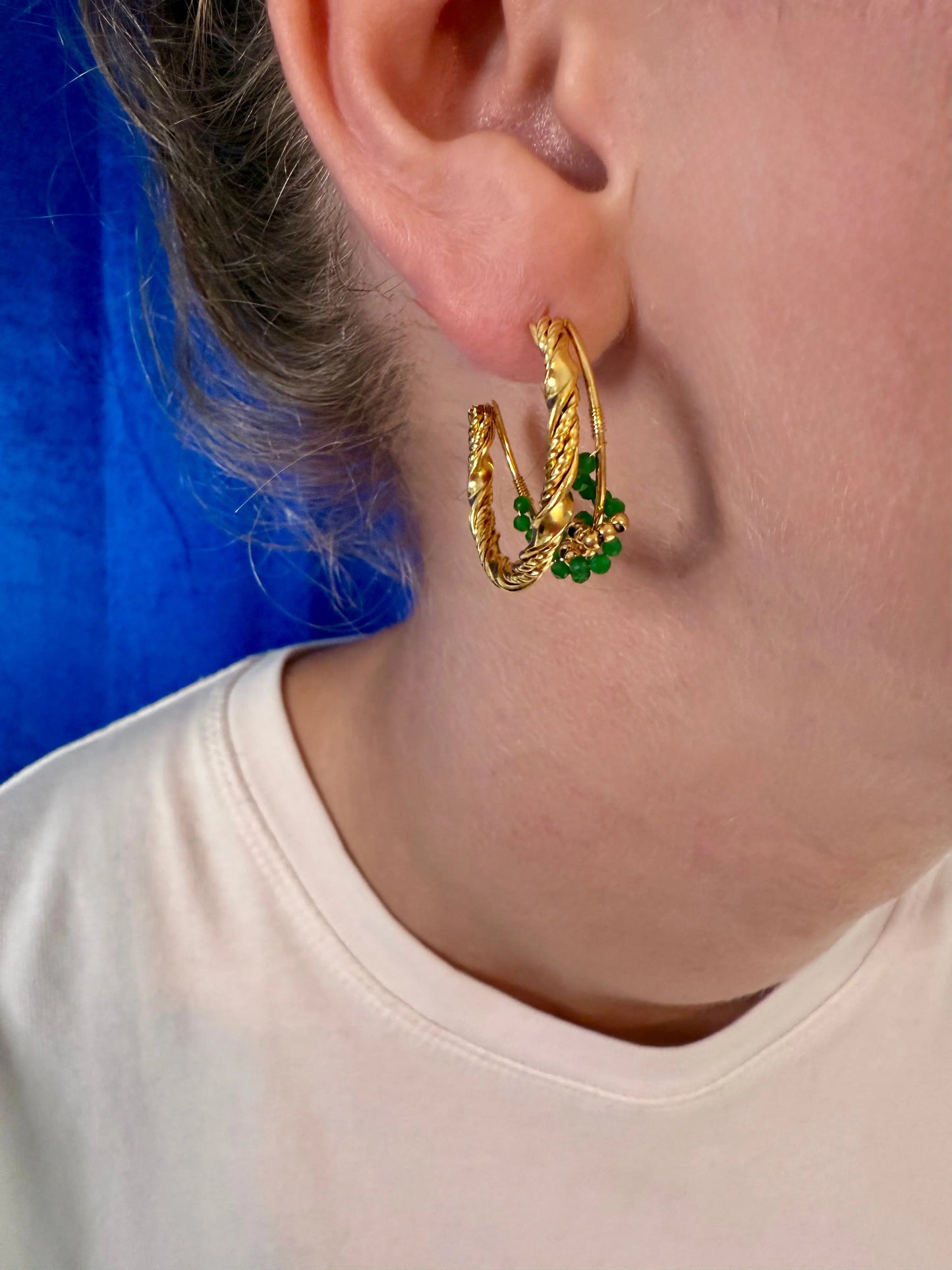 Boucles d'oreilles nacre dorées portées look chic élégant féminin – bijou Chéri Chérie