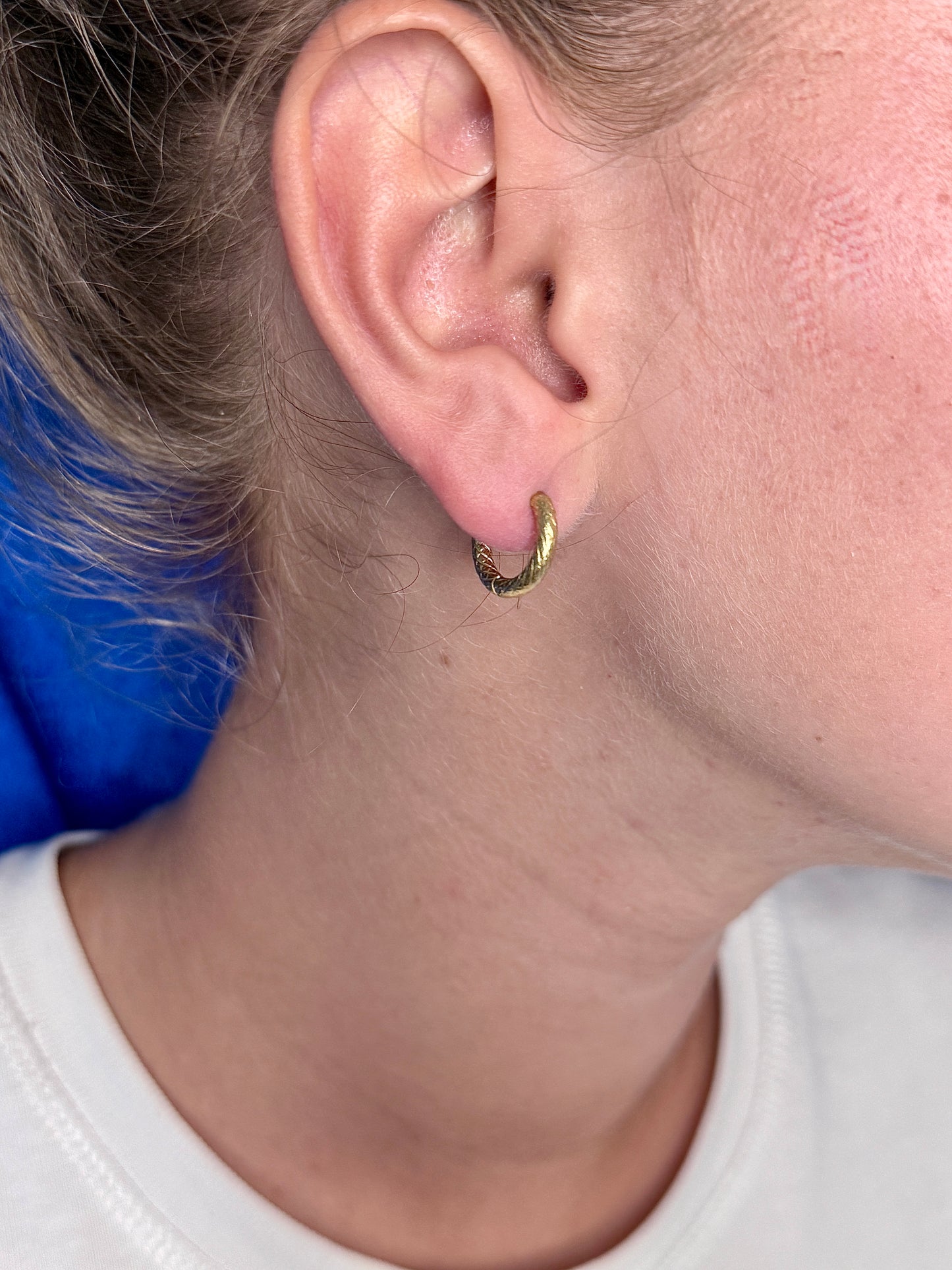 Boucles d’oreilles petites créoles martelé