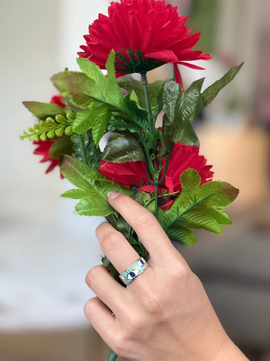 Chérie Bague œil de la chance dorée portée au doigt