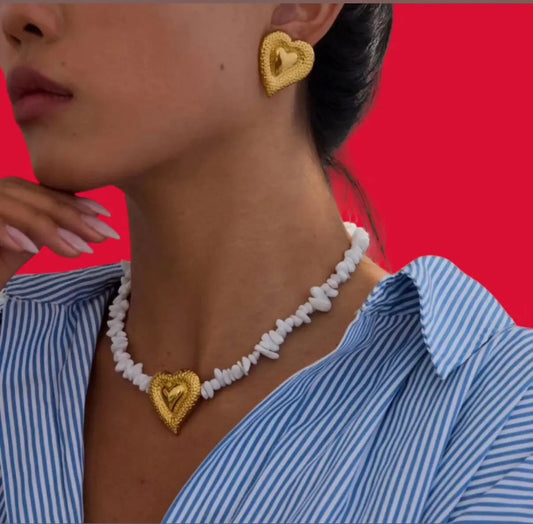 Boucles d'oreilles créoles tendance dorées portées look streetwear chic glamour – bijou Chéri Chérie