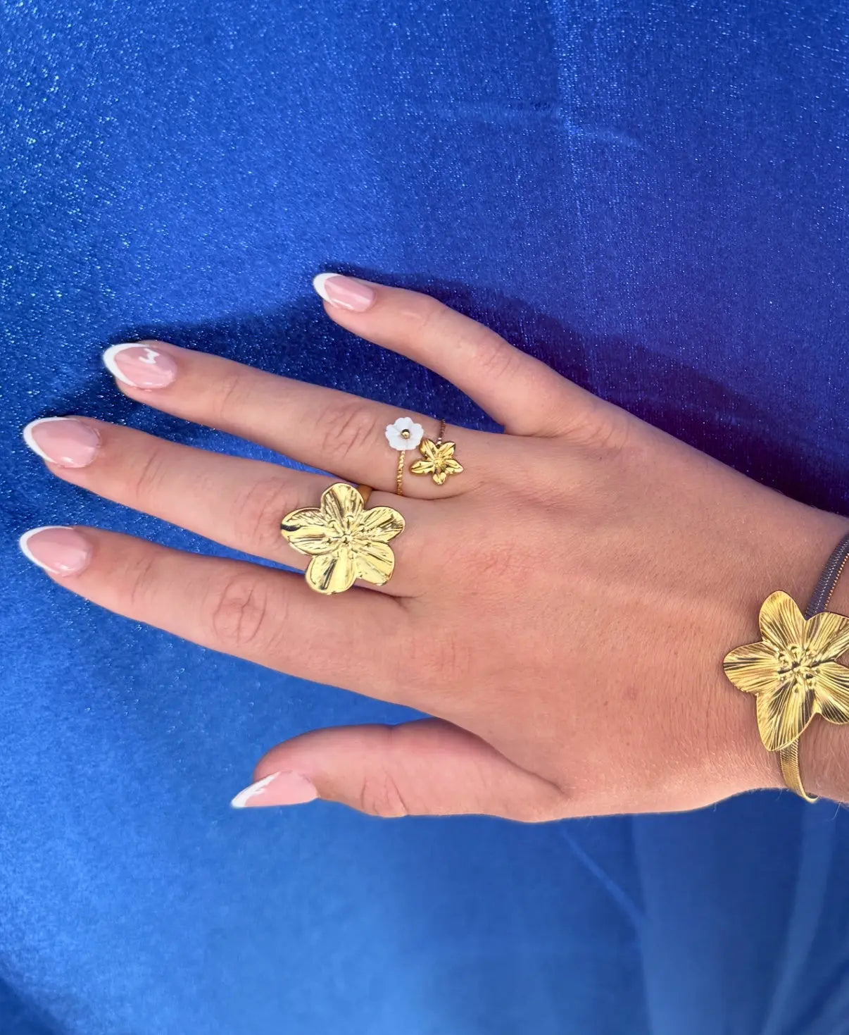 Bague double fleurs dorée portée au doigt style romantique fleuri – bijou Chéri Chérie