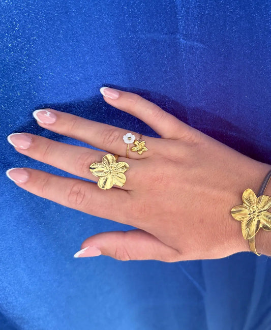 Bague double fleurs dorée portée au doigt style romantique fleuri – bijou Chéri Chérie