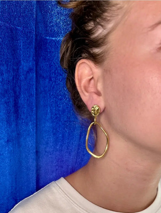 Boucles d'oreilles bichette dorées portées look bohème nature printanier – bijou Chéri Chérie