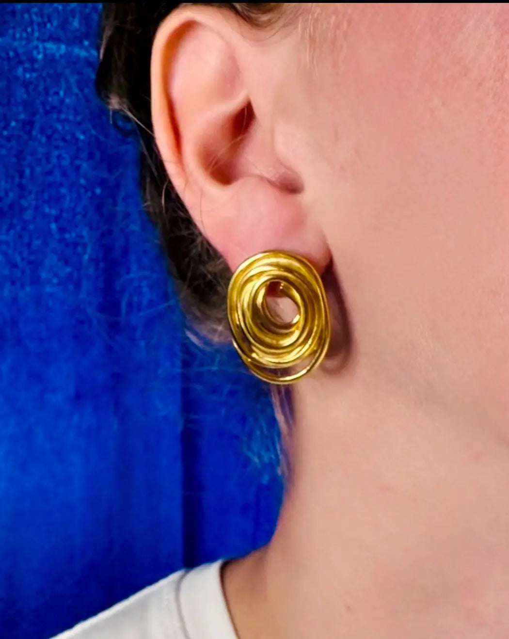 Boucles d’oreilles créoles fleurs dorées avec chaînes – acier chirurgical Chéri Chérie