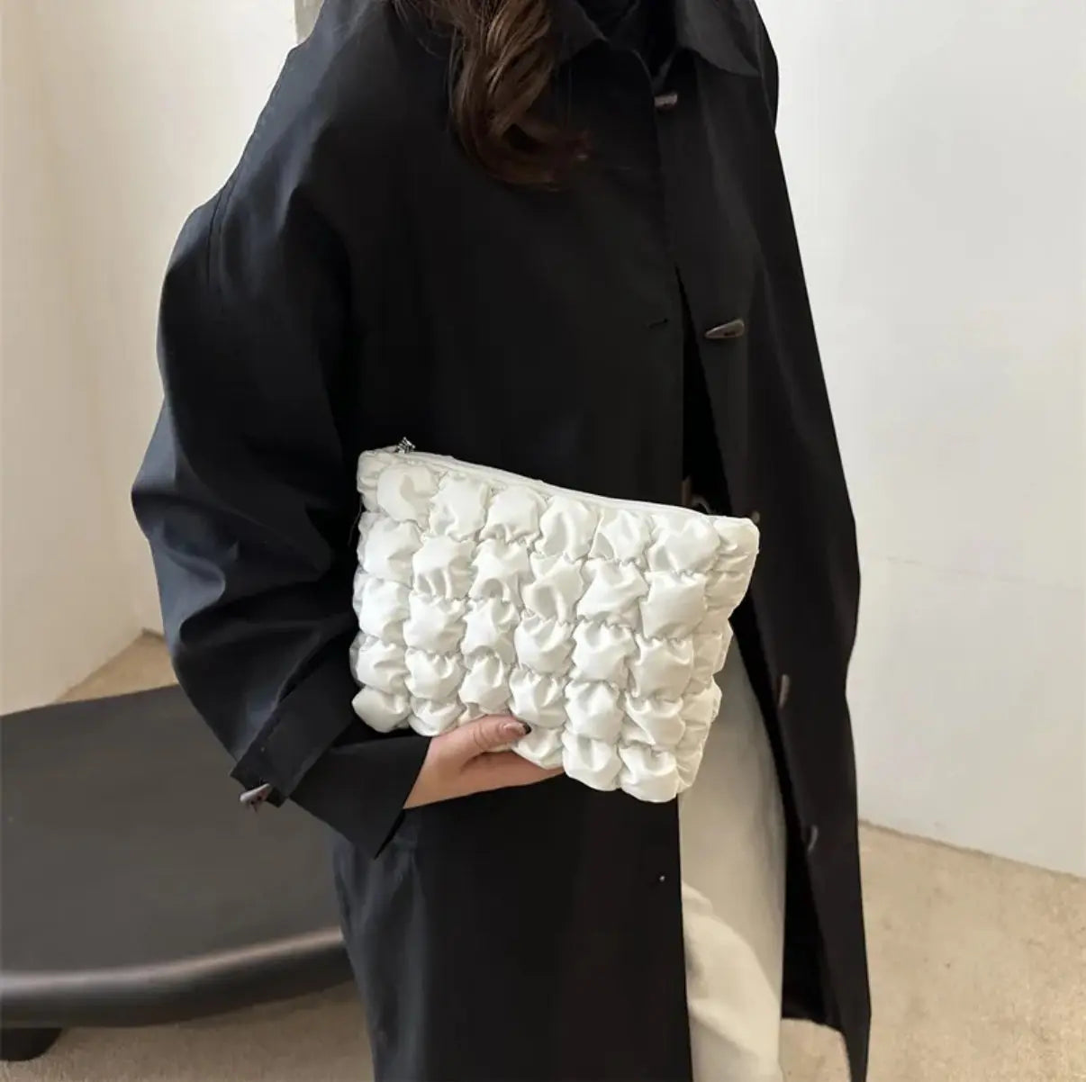 Pochette PUFFER blanche matelassée portée femme style minimaliste chic accessoire tendance - Chéri Chérie