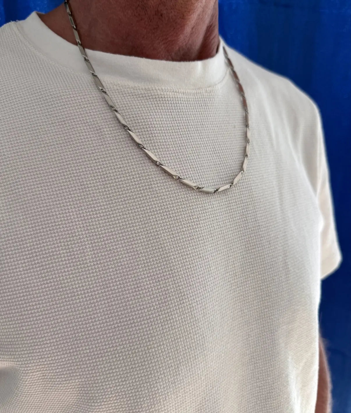 Collier maille rectangulaire argenté homme porté cou homme - Chéri Chérie