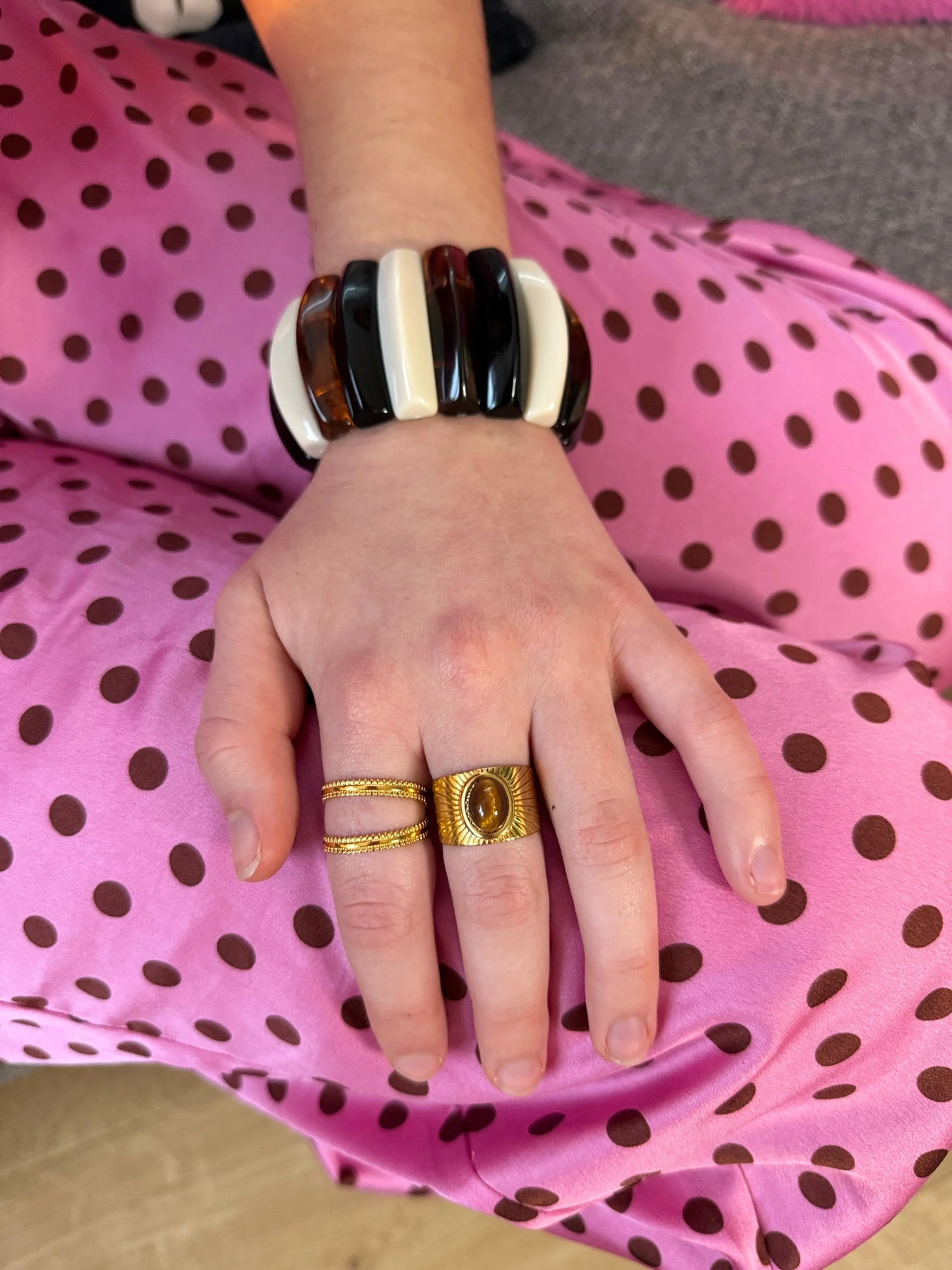 Bracelet Édith résine ambre vintage porté poignet femme - Chéri Chérie