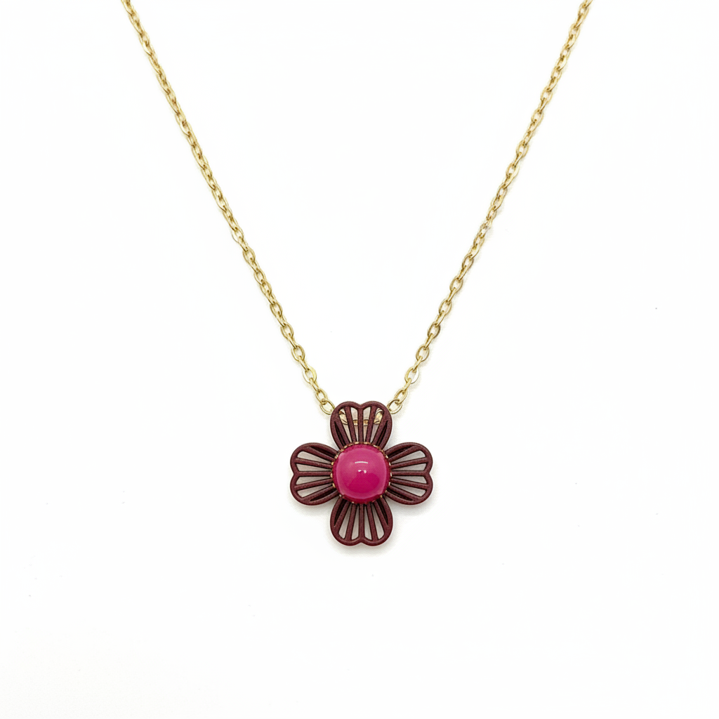 Collier Grande Fleur — Pétales Bordeaux & Cœur Fuchsia