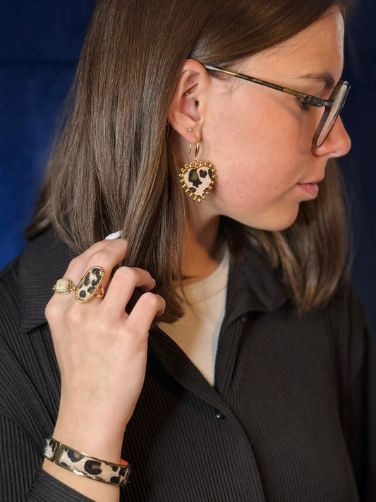 Femme portant une bague et des boucles d'oreilles en acier chirurgical 316L plaqué or 18 carats Chéri Chérie