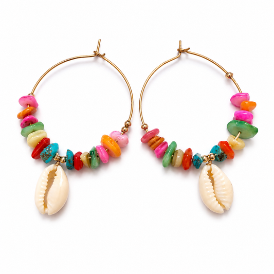 Boucles d'oreilles créoles dorées avec perles de corail multicolores et pendentif coquillage cauri