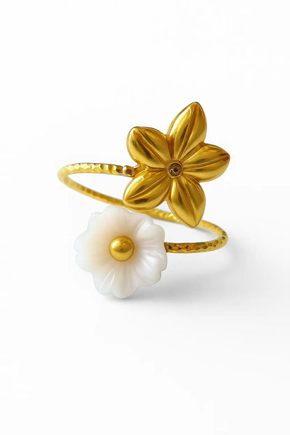 Bague pierre naturelle bleue dorée portée au doigt style nature élégant – bijou Chéri Chérie