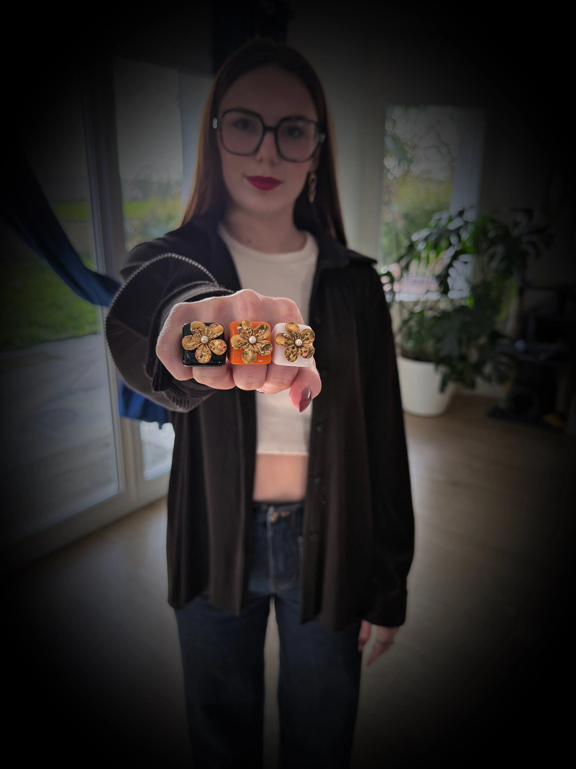 Bague Clémence résine colorée portée au doigt style nature vitaminé – bijou Chéri Chérie