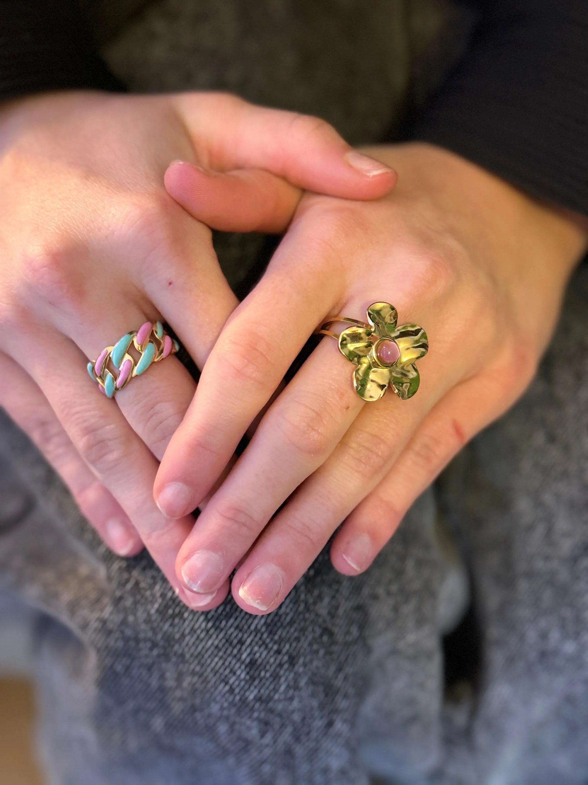 Bague Simone fleur dorée portée au doigt
