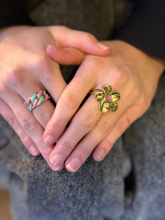 Bague Simone fleur dorée portée au doigt