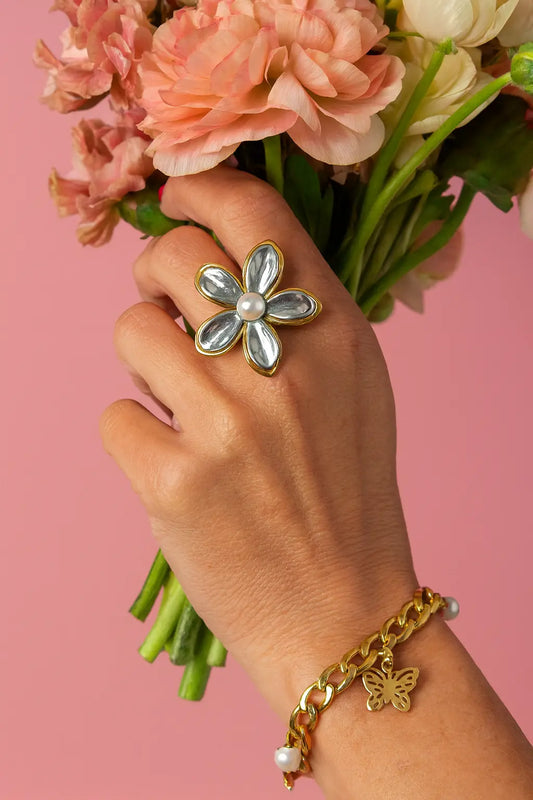 Détail bague fleur baroque bicolore portée au doigt reflets miroir or argent – Chéri Chérie