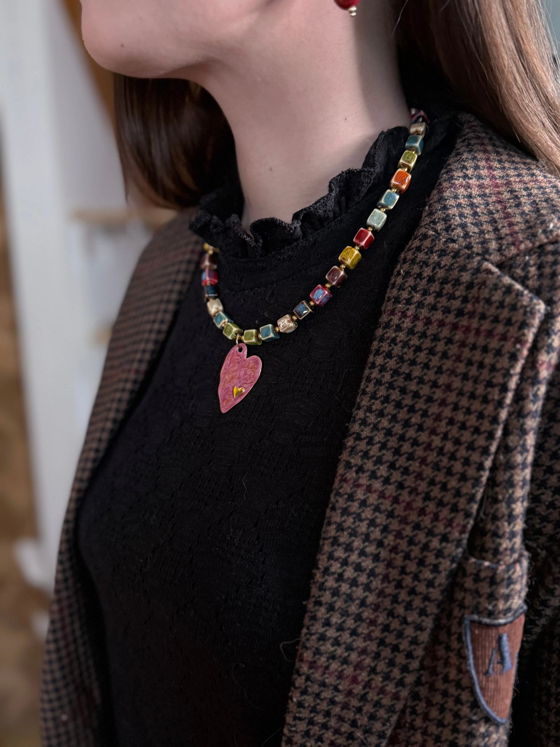 Collier céramique perles multicolores cœur rose porté cou femme - Chéri Chérie
