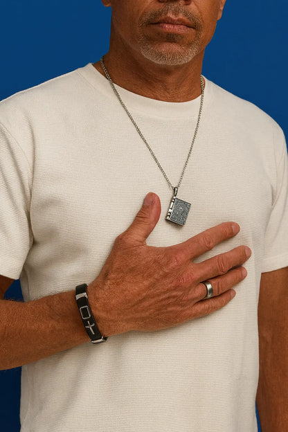 Collier Holy Book pendentif livre spirituel porté cou homme - Chéri Chérie
