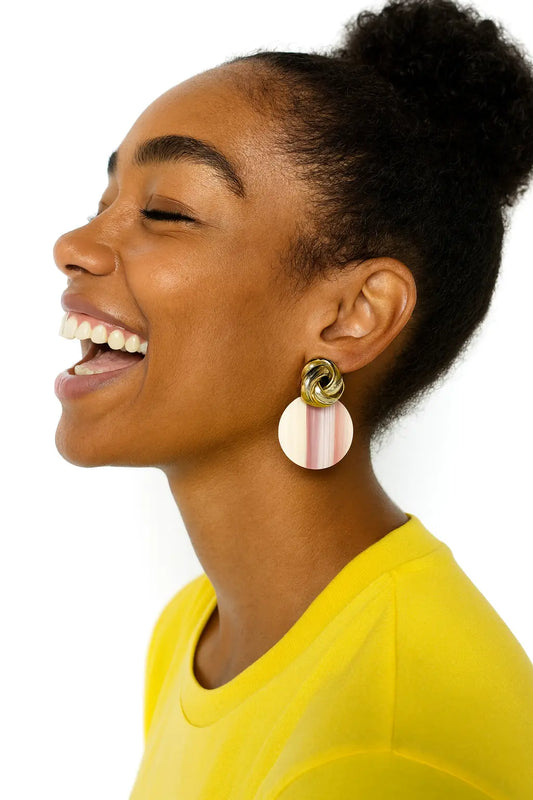 Boucles d'oreilles résine dorées portées style coloré tendance – bijou Chéri Chérie