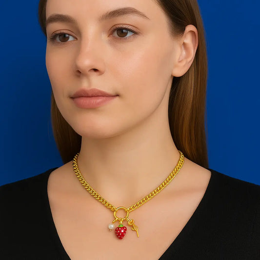 Collier fraise émaillée rouge perle nacrée rose dorée charms - Chéri Chérie
