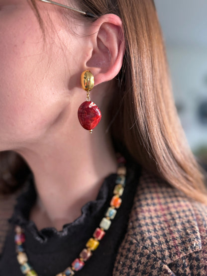 Boucles d'oreilles Eugénie pierre rouge marbre dorées portées oreille femme - Chéri Chérie
