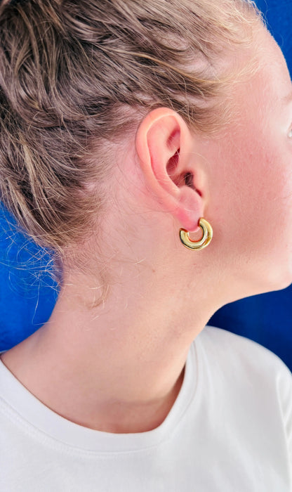 Boucles d'oreilles LUNA demi-anneau doré portées oreille femme look chic élégant - Chéri Chérie
