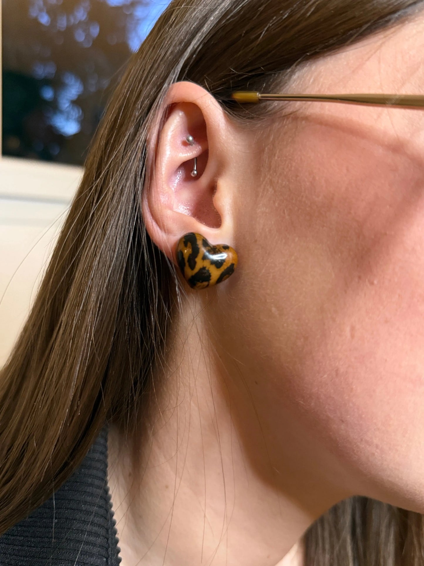 Boucles d'oreilles Léonie cœur léopard puces portées oreille femme - Chéri Chérie
