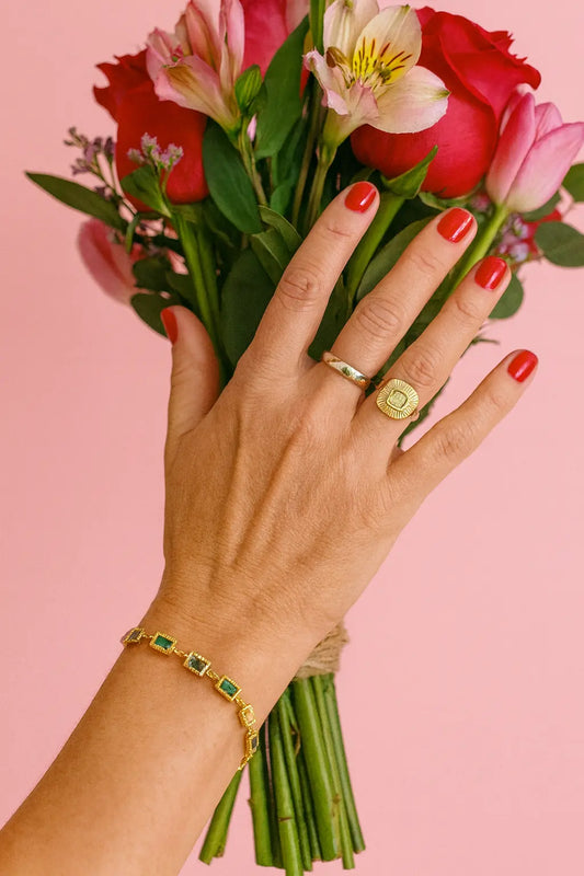 Bracelet multicolore doré porté au poignet style festival chic coloré – bijou Chéri Chérie